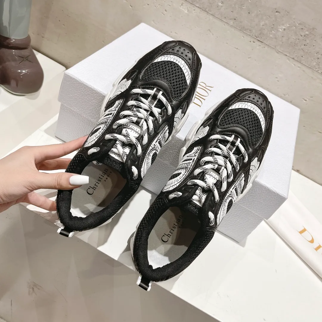 👟👟Ex-factory price 560👟👟 (top version) The latest hot model, the star model 2024 main hot product, the newly released Dior Dior Chrono new casual sports shoes, running shoes and dad shoes are really cool, full of futuristic feeling! Really cool! Once again interpreting Dior's concept of cool fashion, the lucky star will bless you with good luck. The new EVA sole is super light and super soft! A perfect replica of the original! Fully matched material and mold! ! 35-40
